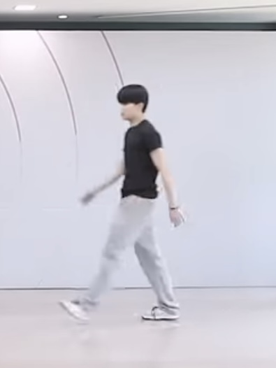 [잡담] 박건욱 기본 반팔검정티 입은게 ㄹㅇ 신의 한 수 인듯 | 인스티즈