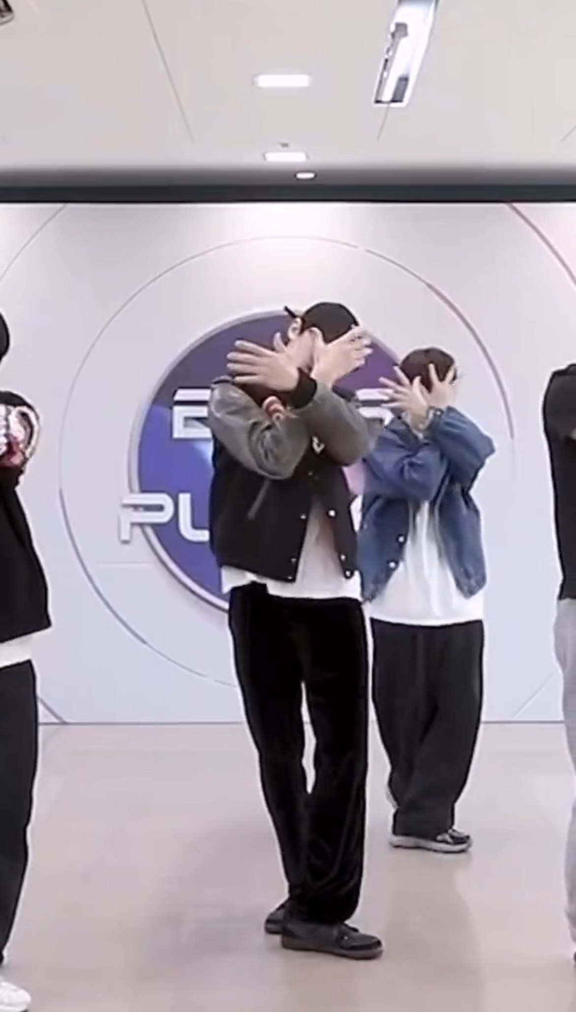 [잡담] 김규빈 ㄹㅇ 얼굴빼고 다 크네 | 인스티즈