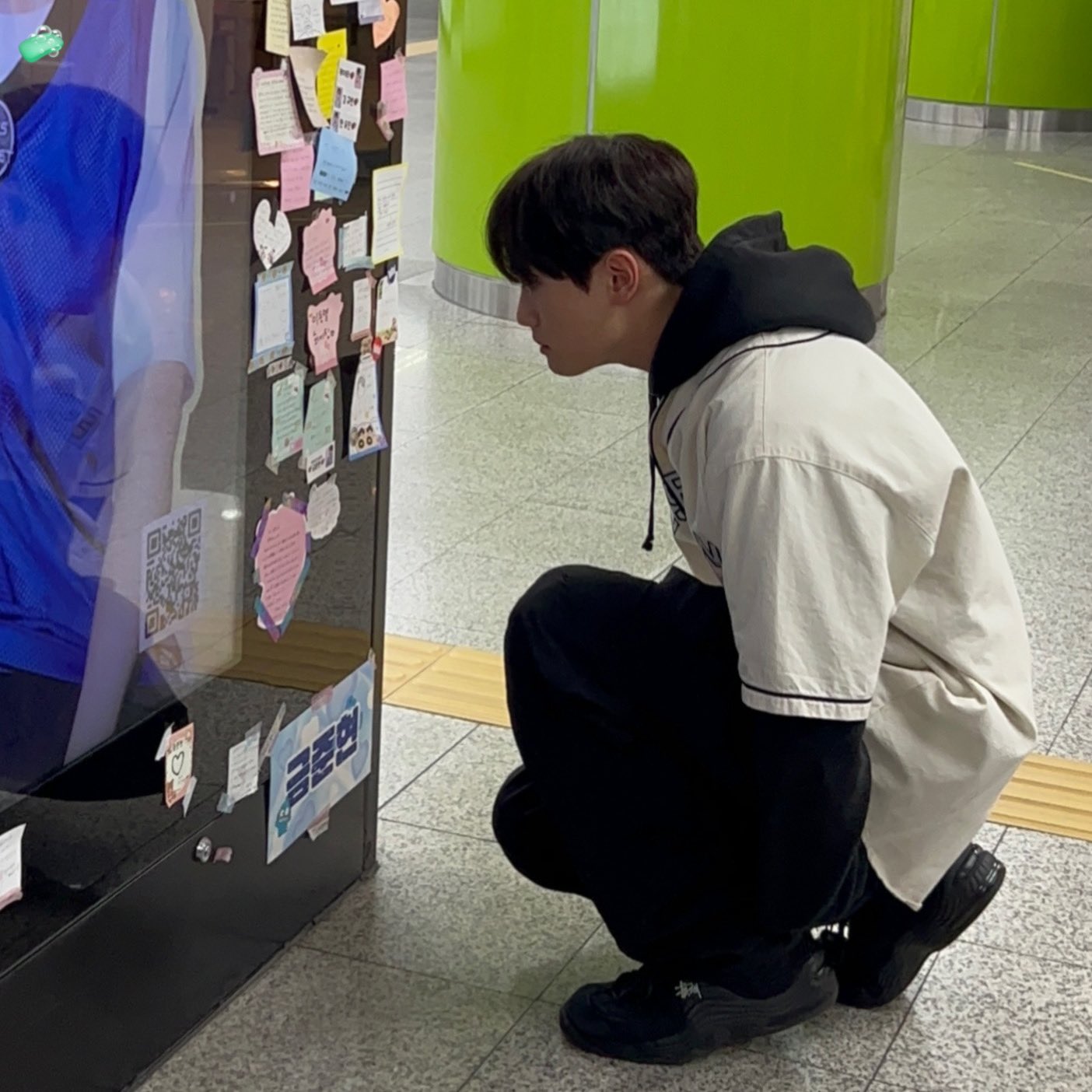 [잡담] 금준현 이러고 팬들 편지 읽는거 | 인스티즈