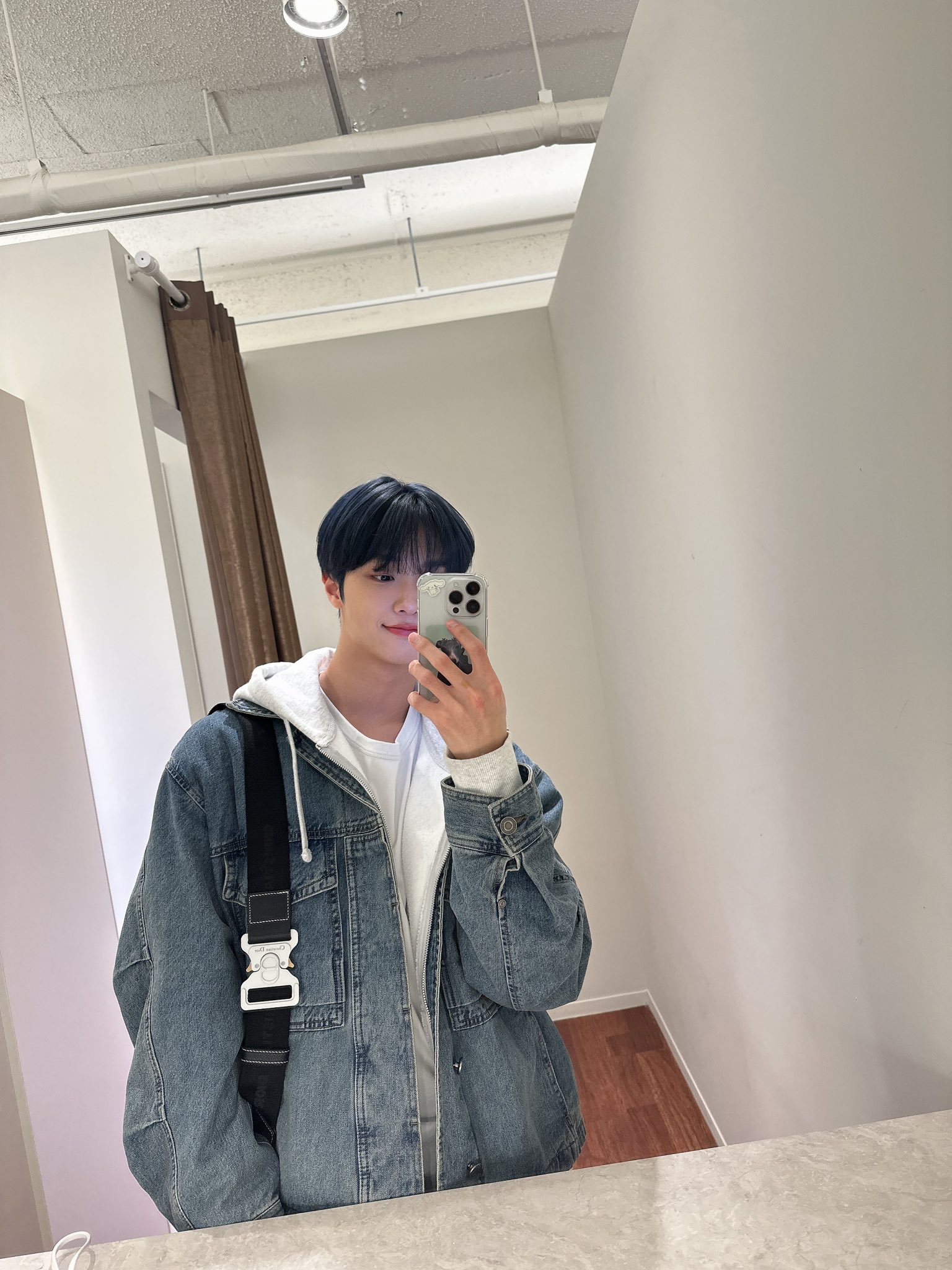 [잡담] 동표 염색햇어 개에바 너무잘생김 ㄹㅇ 소리지르고싶어ㅜ | 인스티즈