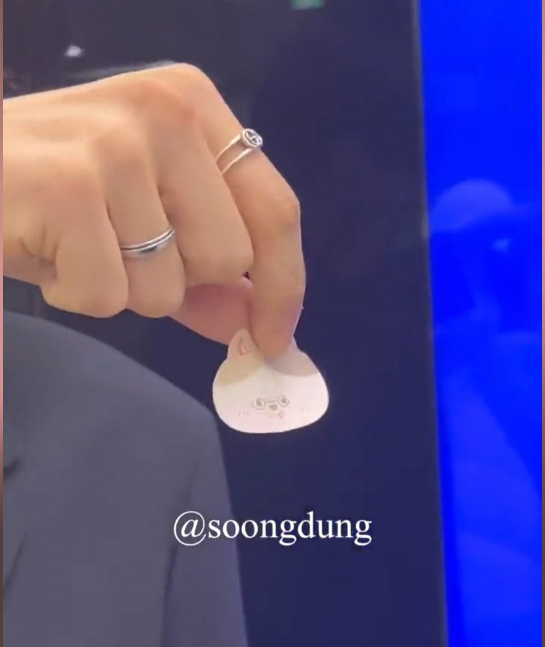 [잡담] 와 성한빈 맨날끼는 애착반지 어디껀지 나왔네... | 인스티즈