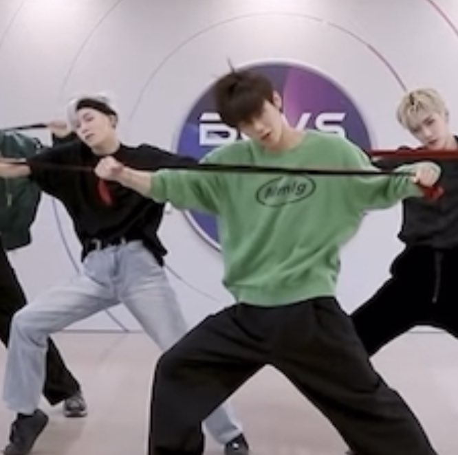 [잡담] 솔직히 이정현 초록색 퍼컬도 아니도 톤그로인데.. | 인스티즈