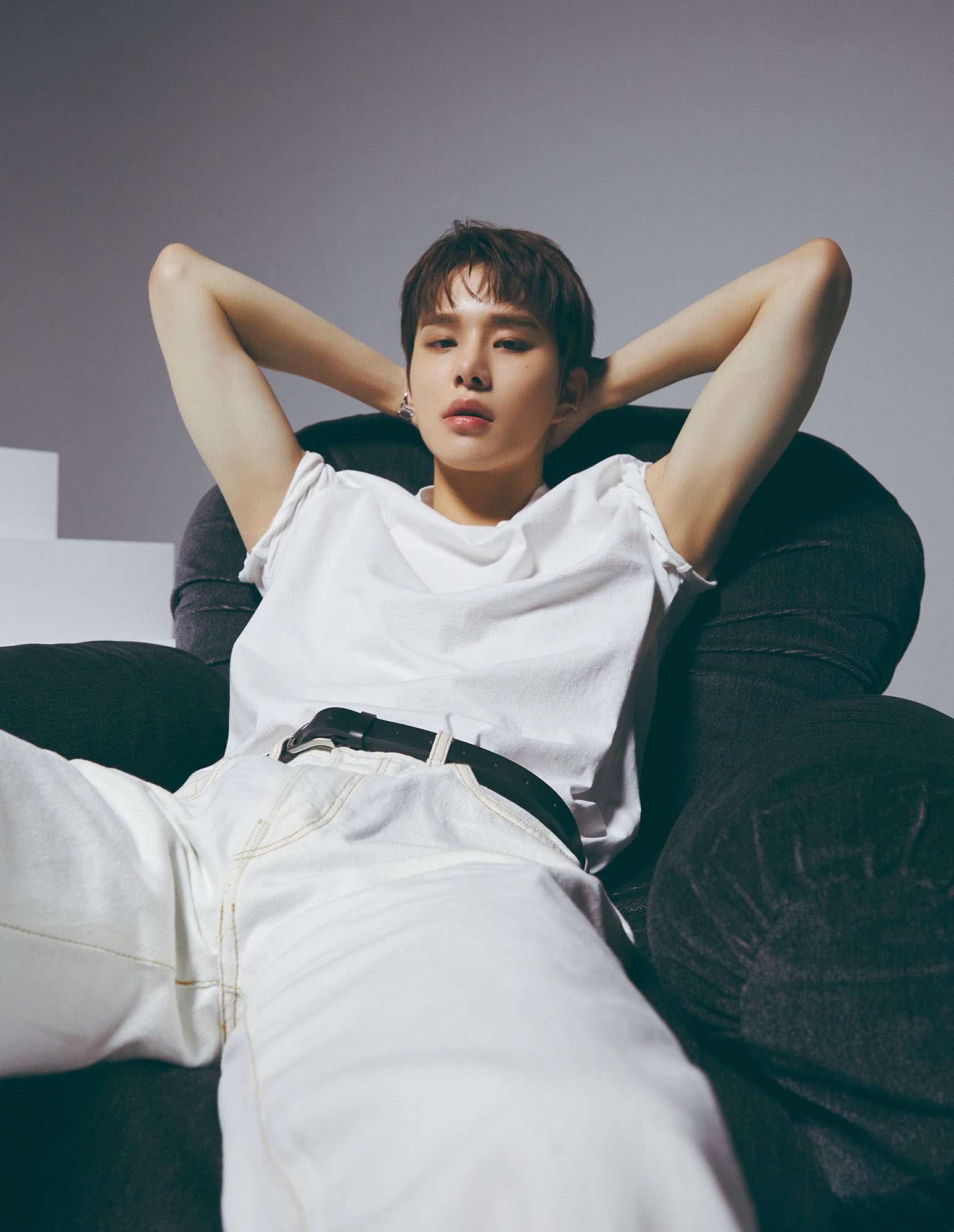 [잡담] 다들 정우 옷 깐거에 난리일 때 나는 이 사진이 미치겠음 | 인스티즈