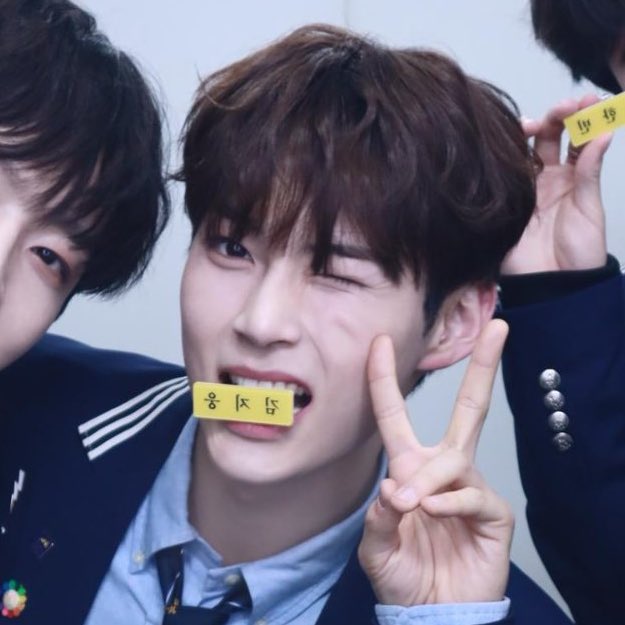 [잡담] 성한빈 입에 김지웅 명찰..... 이거 구라같다 | 인스티즈