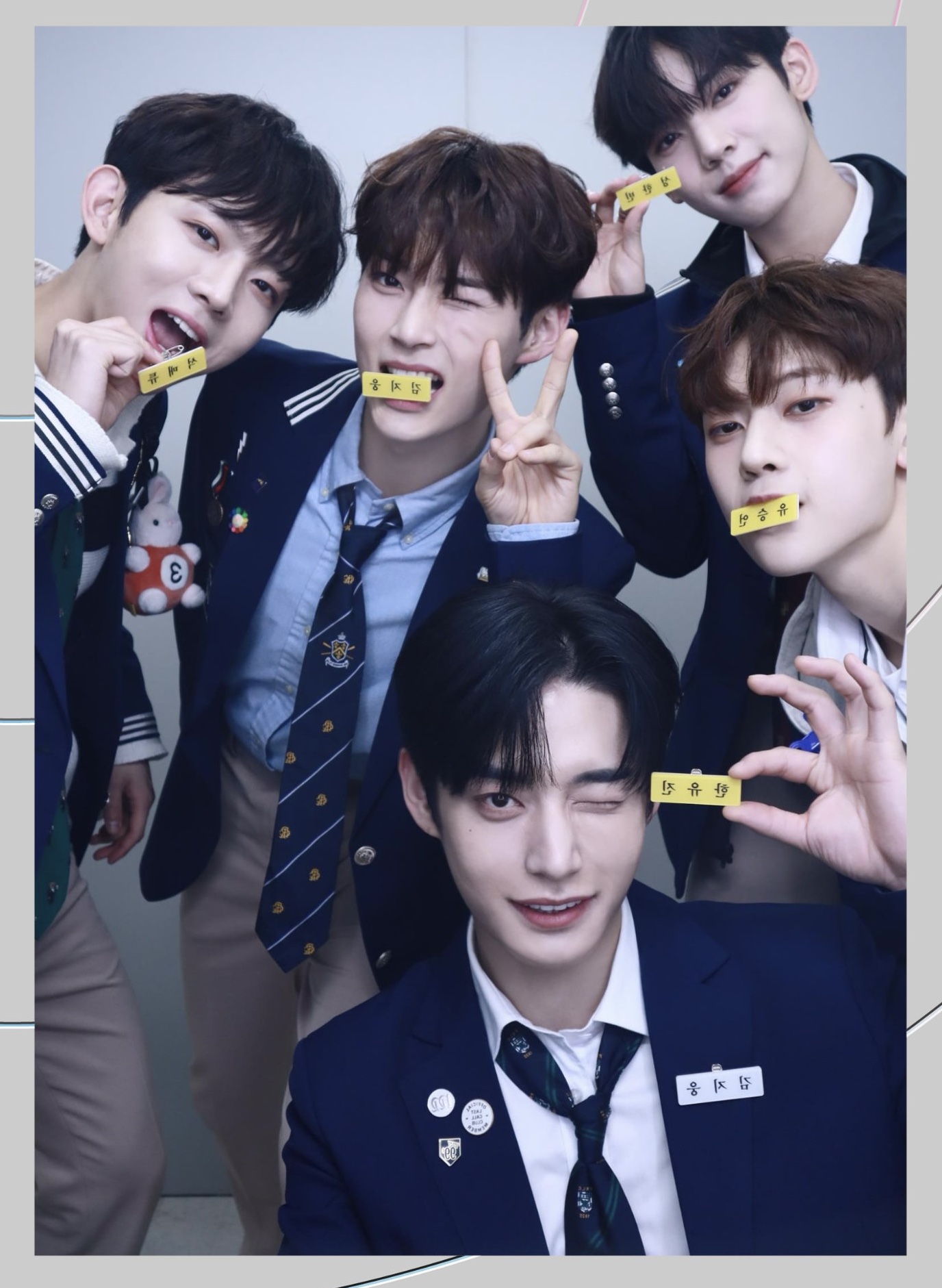 [잡담] 세마넴 이 컷 개앙큼한점 다 다른멤 명찰 들고있음 | 인스티즈