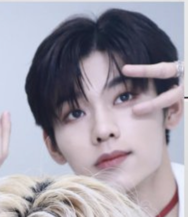 [잡담] 근데 이정현은 진짜 맨날 같은 티만 입어 | 인스티즈