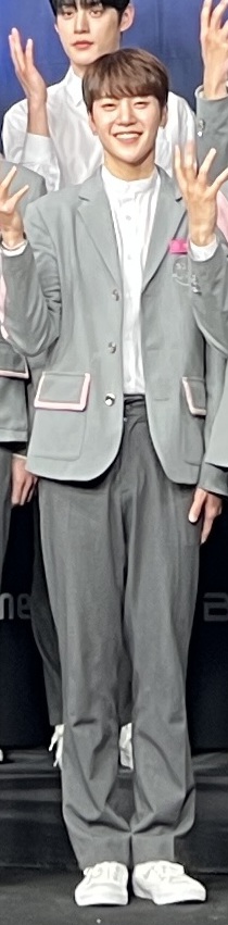 [잡담] 수상할정도로 계속 웃고있는 사람 | 인스티즈