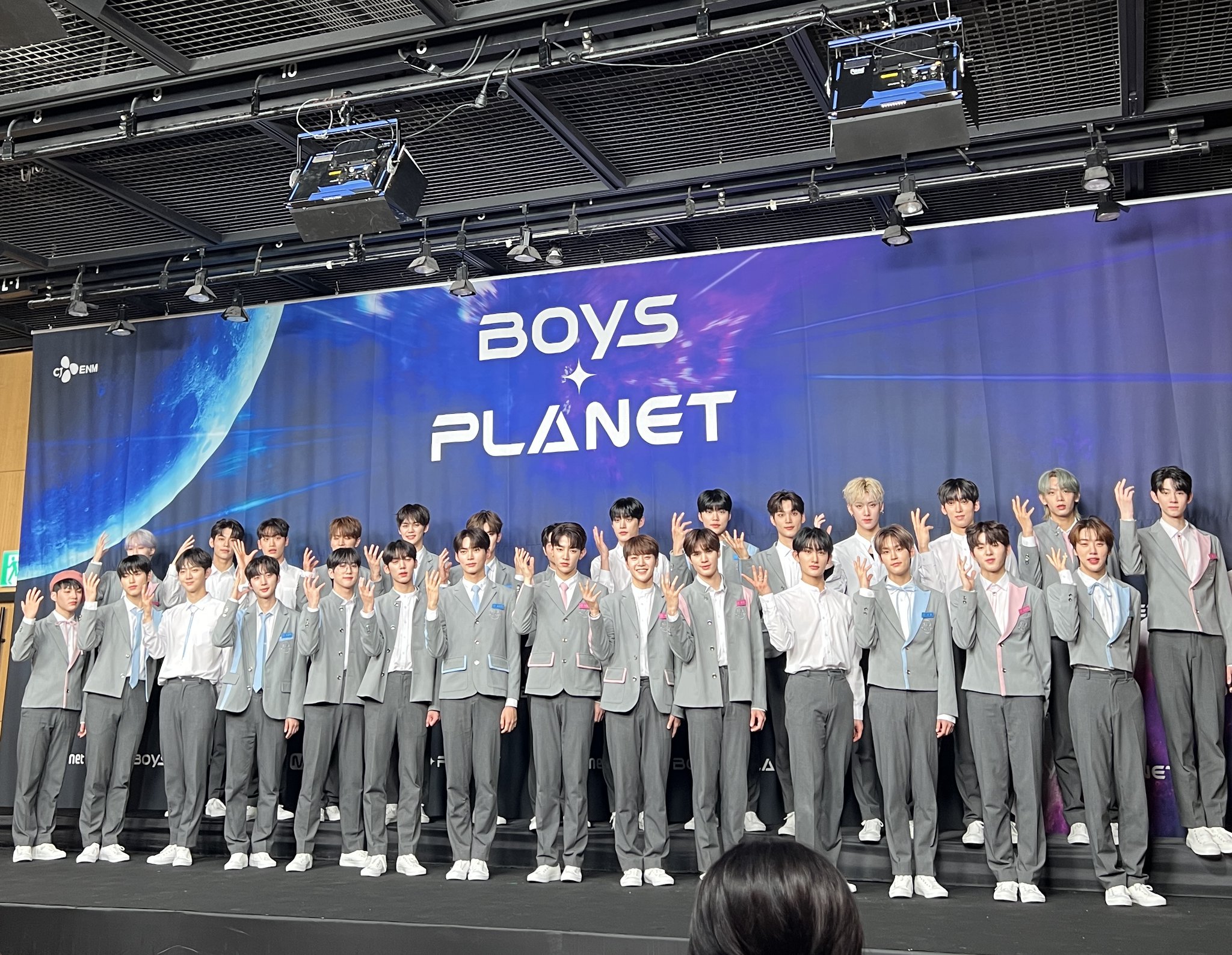 [잡담] 단체사진에서 석매튜 찾으려면 치아 찾으면 된다는거 개웃김 | 인스티즈