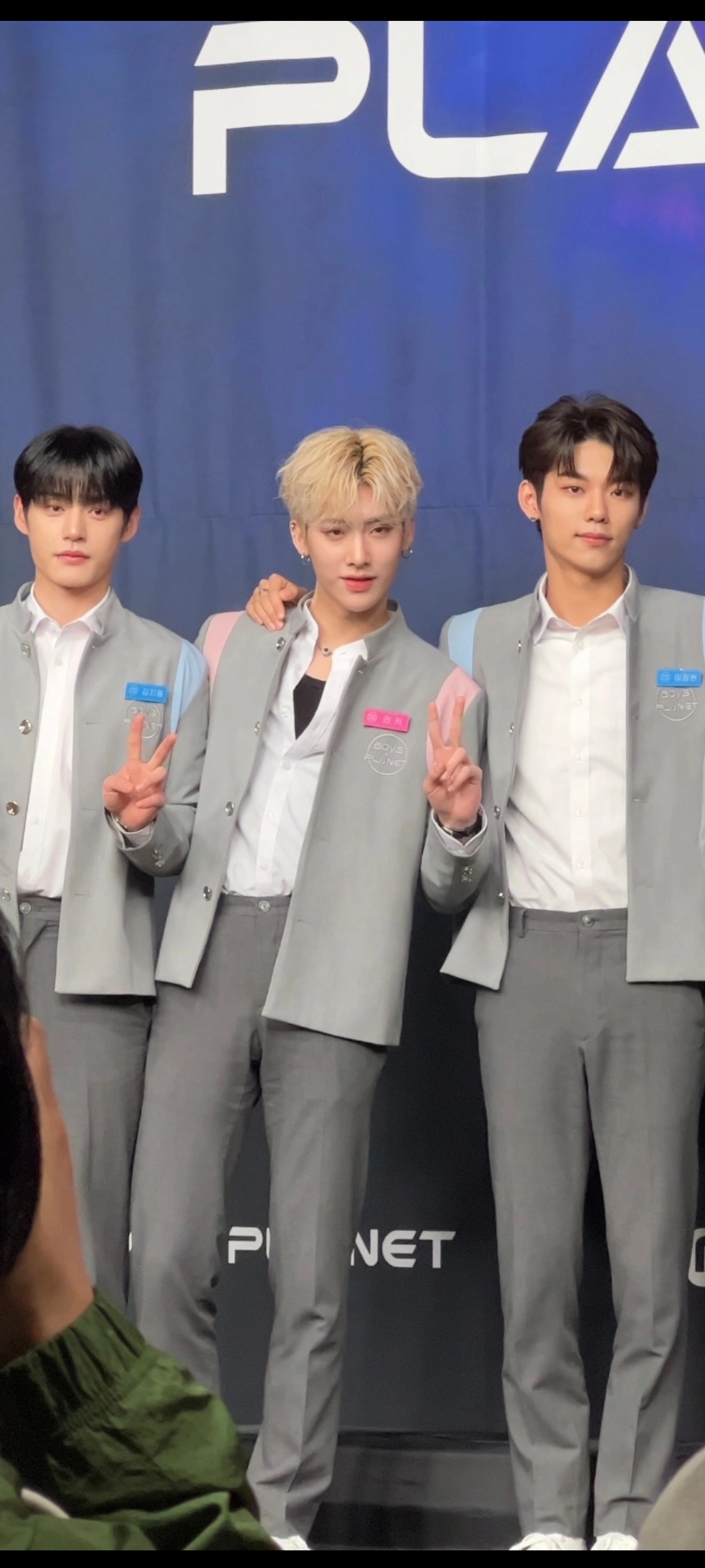 [잡담] 김지웅 덮머여서 그런가 리키랑 이정현 옆이라서 그런가 | 인스티즈