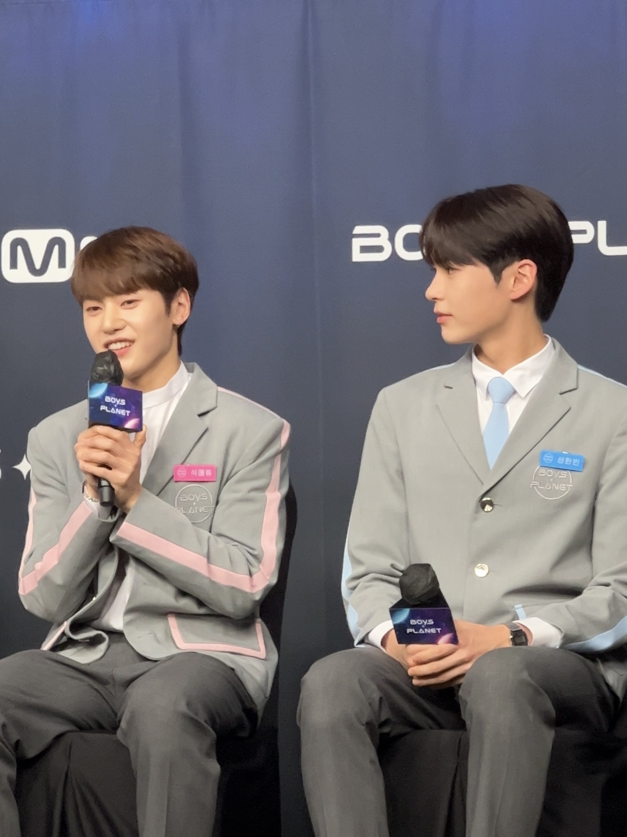 [잡담] 성한빈 석매튜 인터뷰 하는 사진 떴당 | 인스티즈