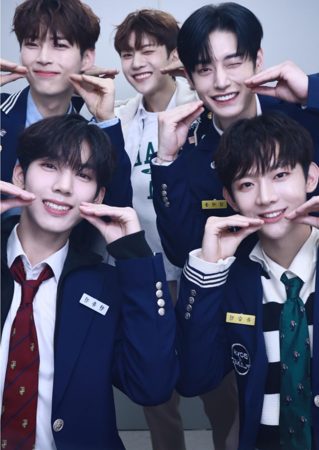 [잡담] 세마넴 네컷중 이 포즈는 도대체 뭐였을까? | 인스티즈