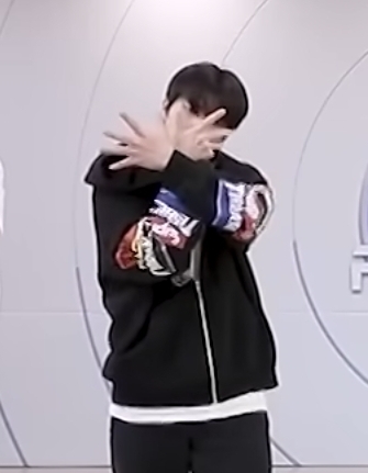 [잡담] 근데 이승환 연습실 후드집업 건욱이랑 똑같은거 아니야? | 인스티즈