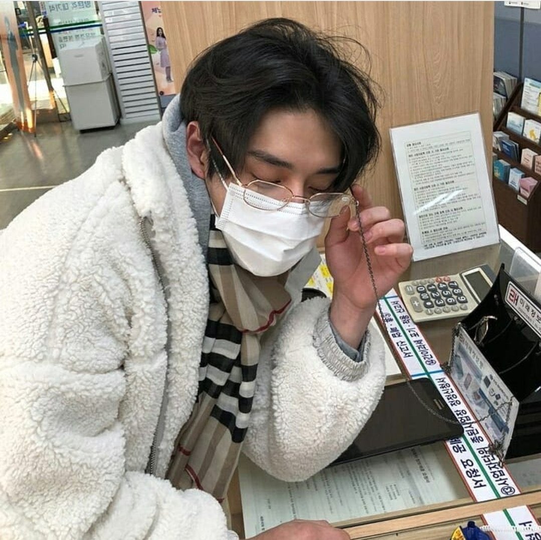 [잡담] 엥 김지웅 이거 시청에 있는 돋보기 안경이었네...? | 인스티즈