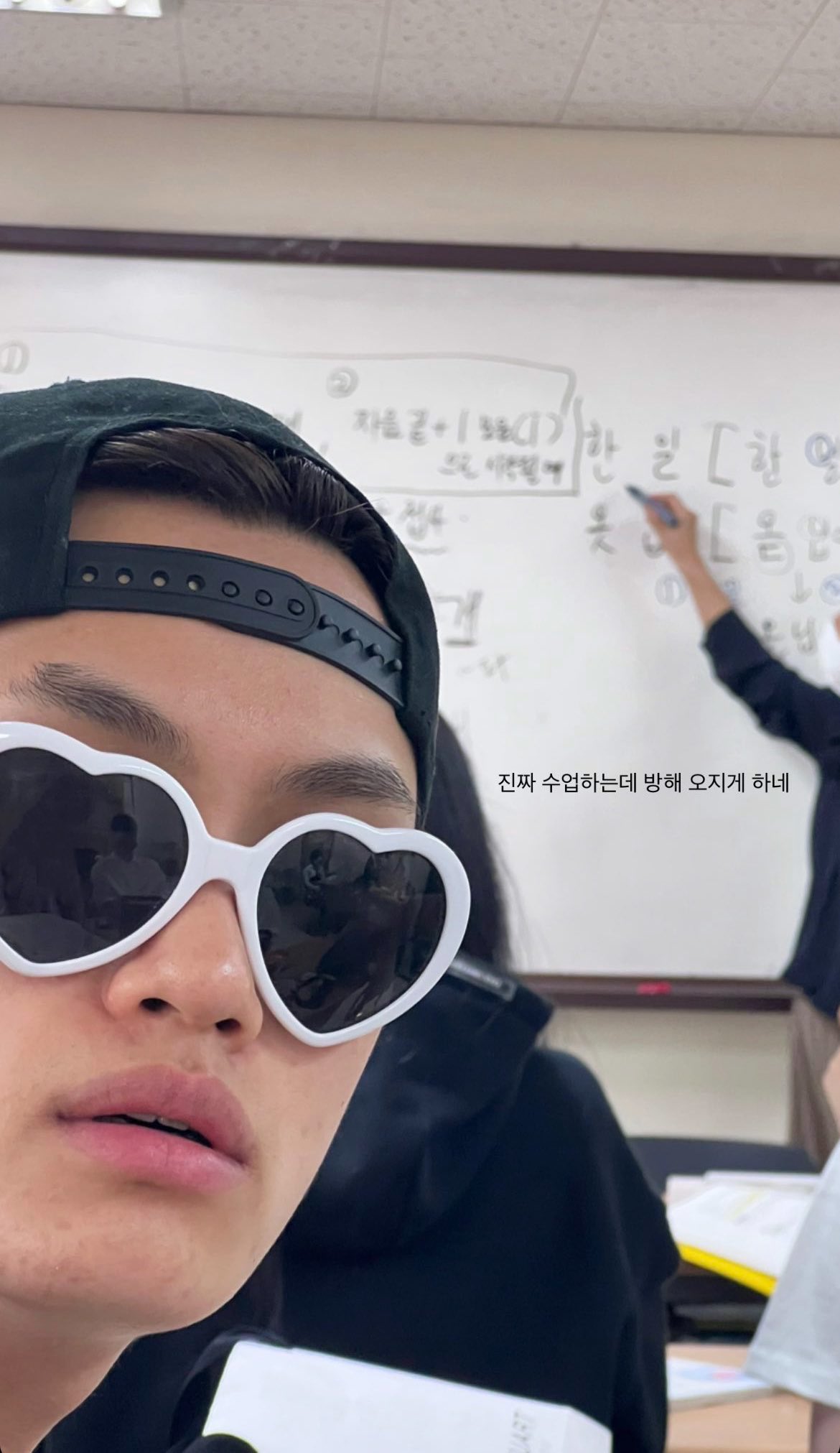 [잡담] 볼때마다 웃긴 금준현 사진 | 인스티즈