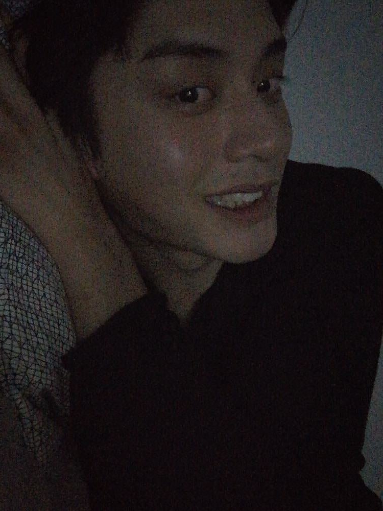 [잡담] 김지웅 셀카들로 포카 뽑고싶다 ,,,, | 인스티즈