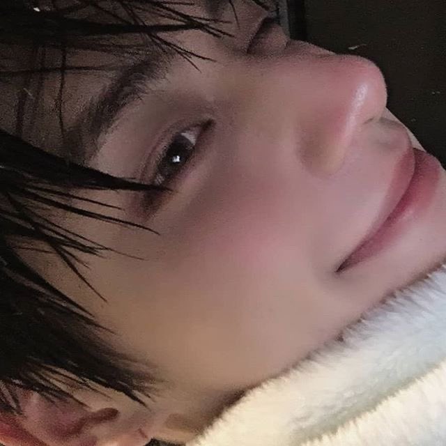 [잡담] 김지웅 셀카들로 포카 뽑고싶다 ,,,, | 인스티즈
