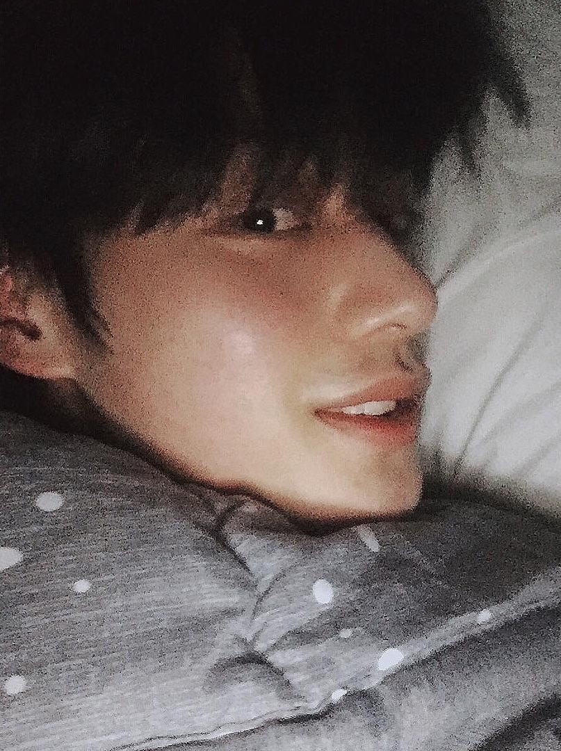 [잡담] 김지웅 셀카들로 포카 뽑고싶다 ,,,, | 인스티즈