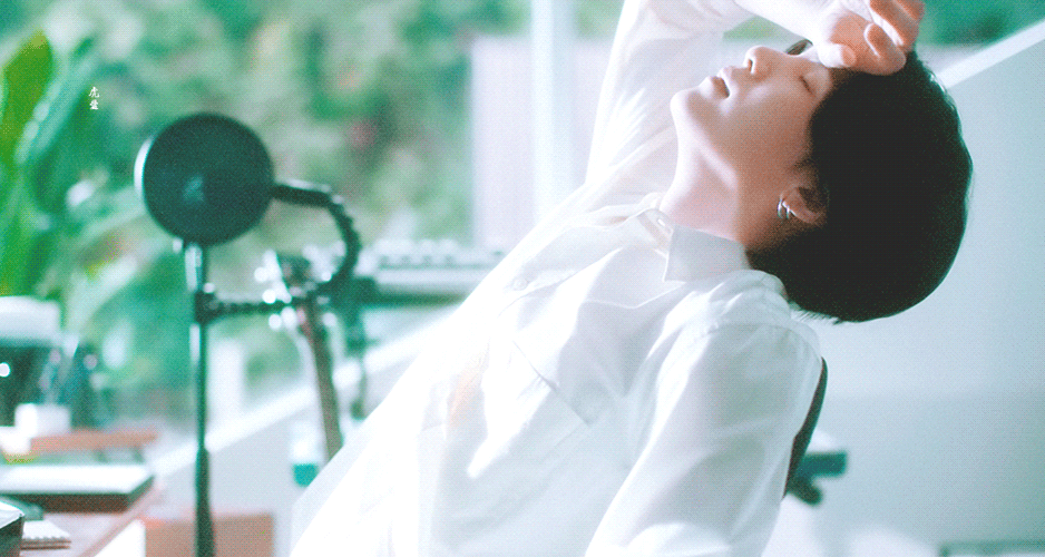 [잡담] 방탄 슈가 본인도 하얀색 잘 받는거 알던데 미쳤다 | 인스티즈