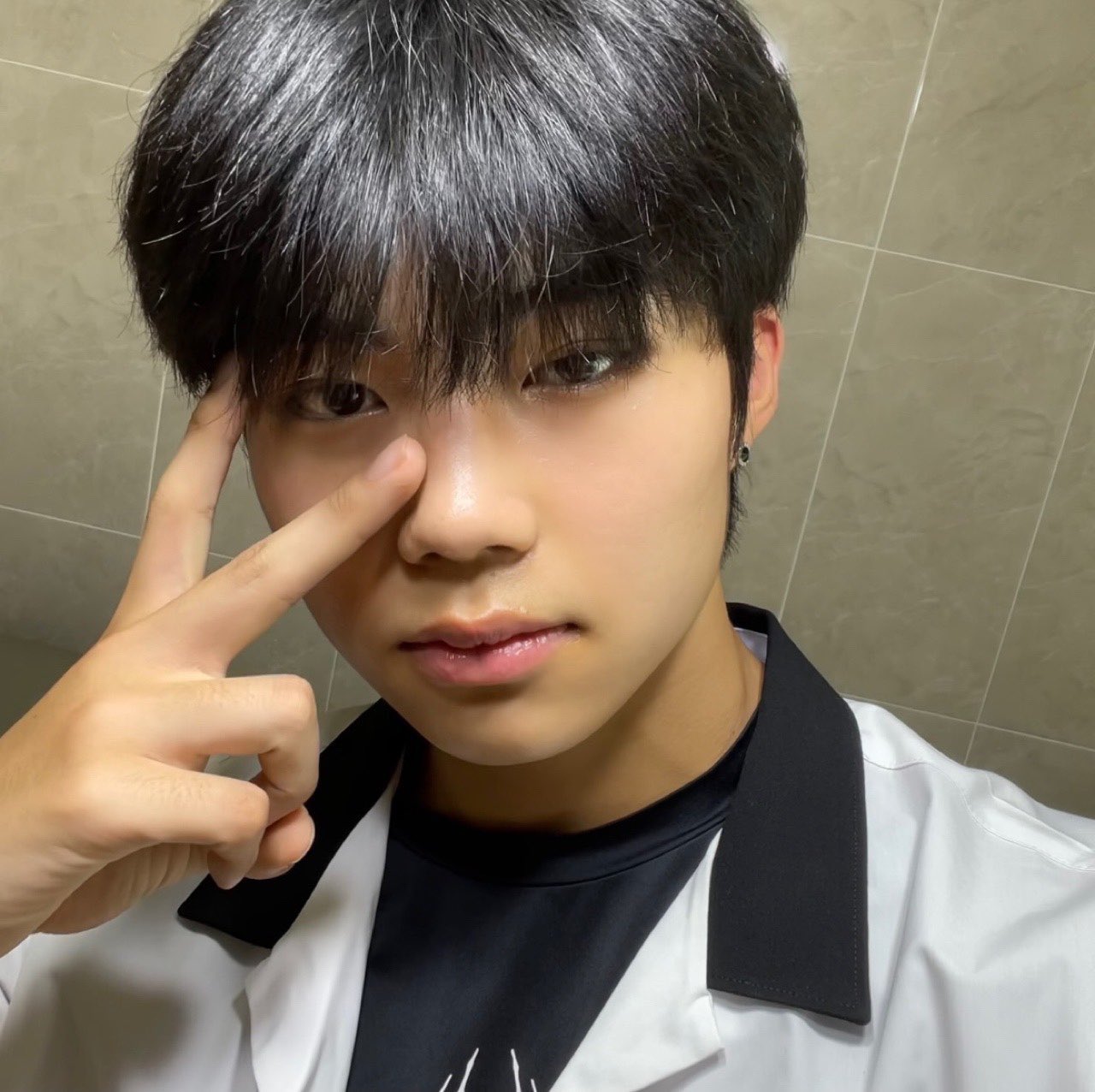 [잡담] 건욱이 이때 피어싱이랑 똑같은건가 오늘 순발식? | 인스티즈