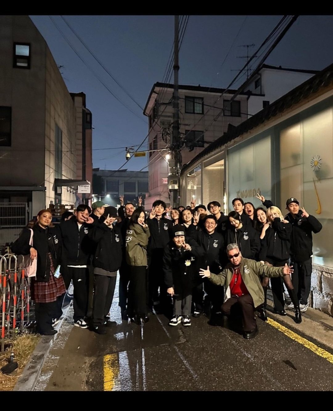 [잡담] 솔직히 길거리 걷는데 맞은편에 사람들이 이러고 있으면 어떡할거야 | 인스티즈