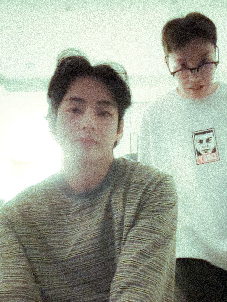 [잡담] 제이홉 머리자른거 보니까 현실에 있는 훈남같아서 짜증나.. | 인스티즈