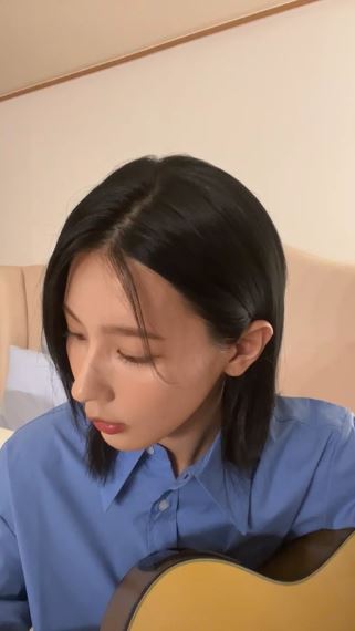 [잡담] 실시간 인라방에서 기타치고 노래부르는중인 아이들 미연.jpg | 인스티즈