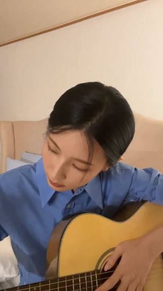 [잡담] 실시간 인라방에서 기타치고 노래부르는중인 아이들 미연.jpg | 인스티즈