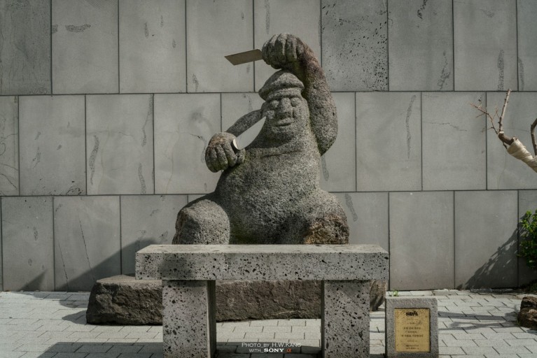 [잡담] 아 더보이즈 지식인 노래찾기 이거 너무 웃겨서 숨 못 쉬겟어 | 인스티즈