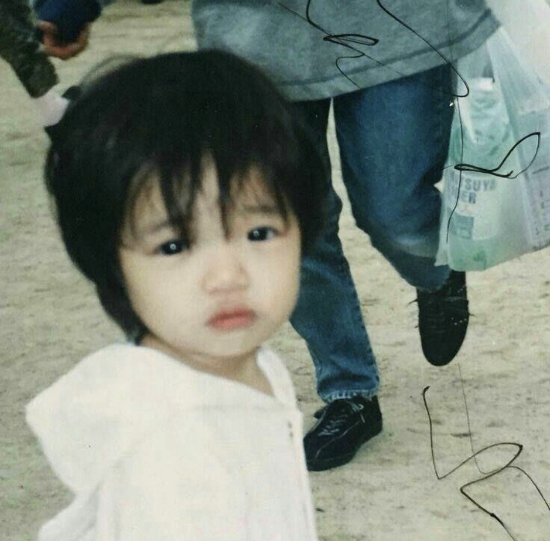 [잡담] 이거 연예인 누구 애기때 사진인줄 아는사람 | 인스티즈