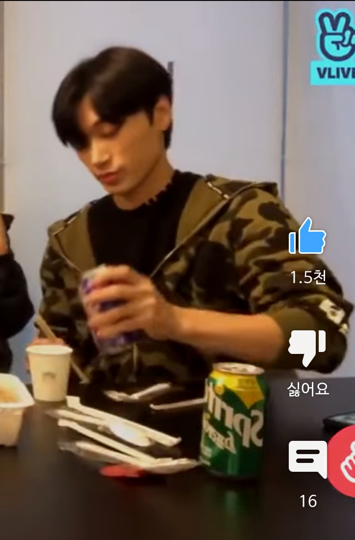 [잡담] 어떤 남배우 좋아하는데 완식의 남돌을 찾았어.. | 인스티즈