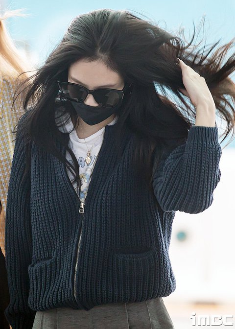 [잡담] 제니 머리숱이 개많은데 얼굴은 쪼꼬매서 무거워보임 | 인스티즈