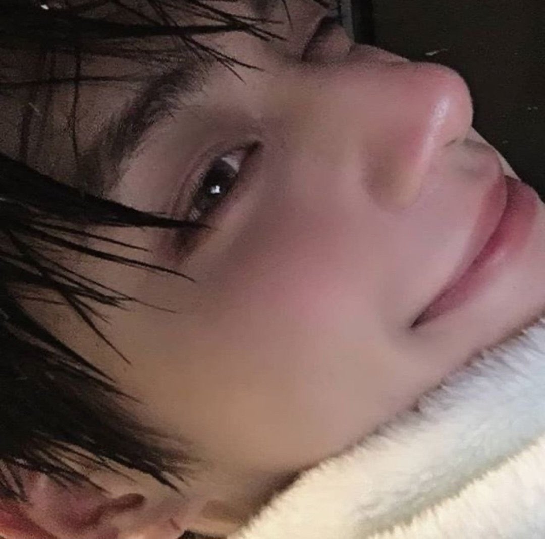 [잡담] 김지웅 셀카중에 앨범포카재질인거 이게 원탑인듯 | 인스티즈