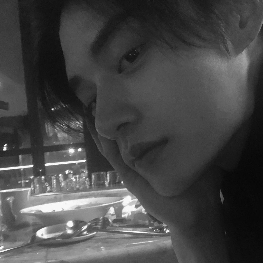 [잡담] 스크님덜 이 남자 반팔입는 거 봐야 올여름 행복하지 않겠어?? | 인스티즈