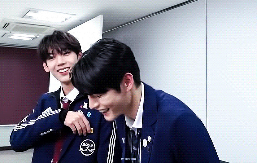 [잡담] 김지웅 왜 이렇게 웃음? | 인스티즈