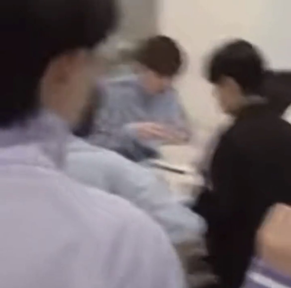 [잡담] 김지웅 밥먹을때 자세봨ㅋㅋㅋㅋㅋㅋ | 인스티즈