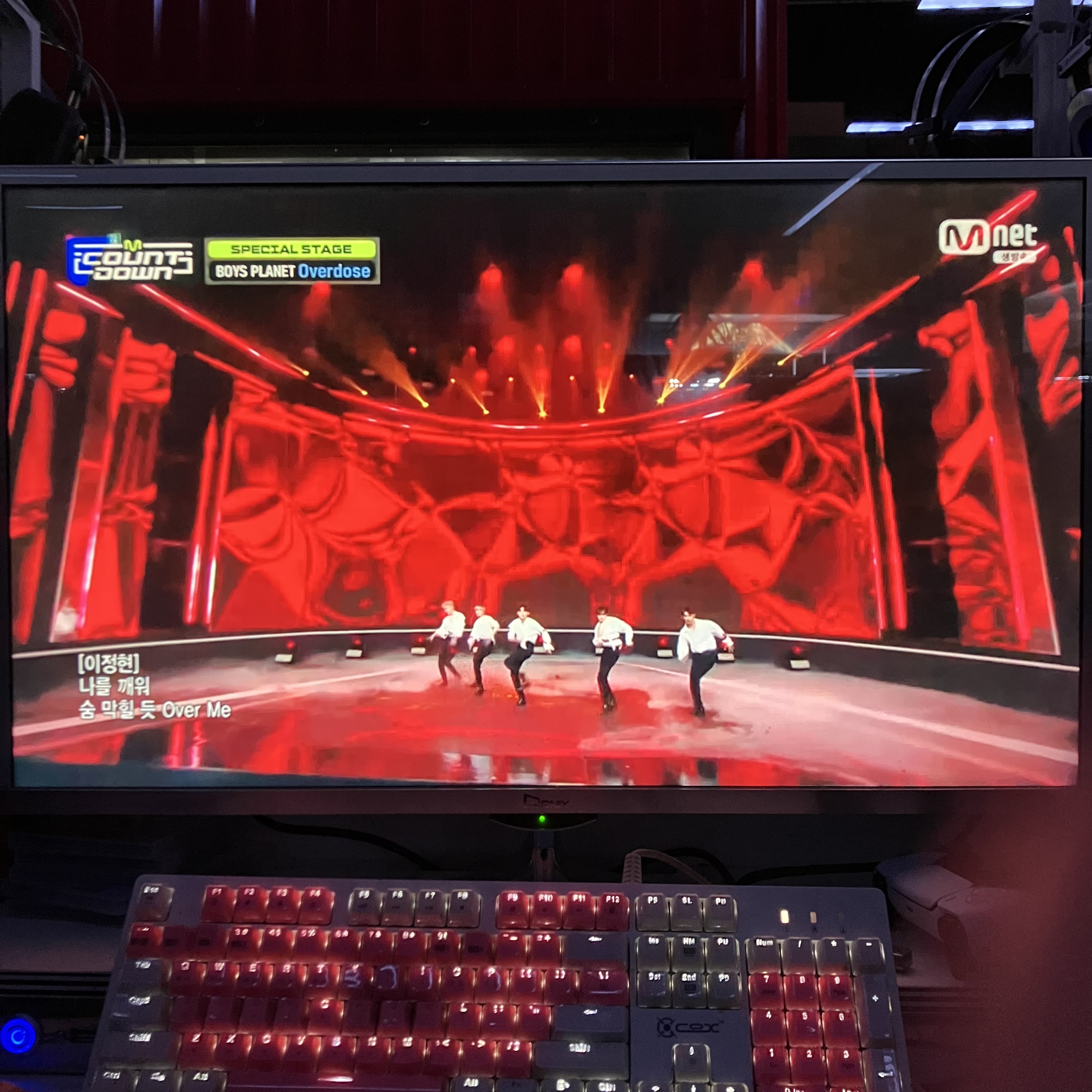 [잡담] 사회적 체면 버리고 피시방에서 오버미 보는 | 인스티즈