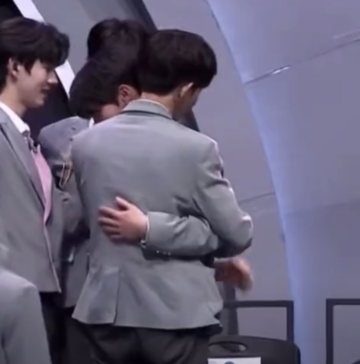 [잡담] 유진이 유독 하오한테만 폭삭 안기는거 볼때마다 위에화즈 맏막즈구나싶다 | 인스티즈