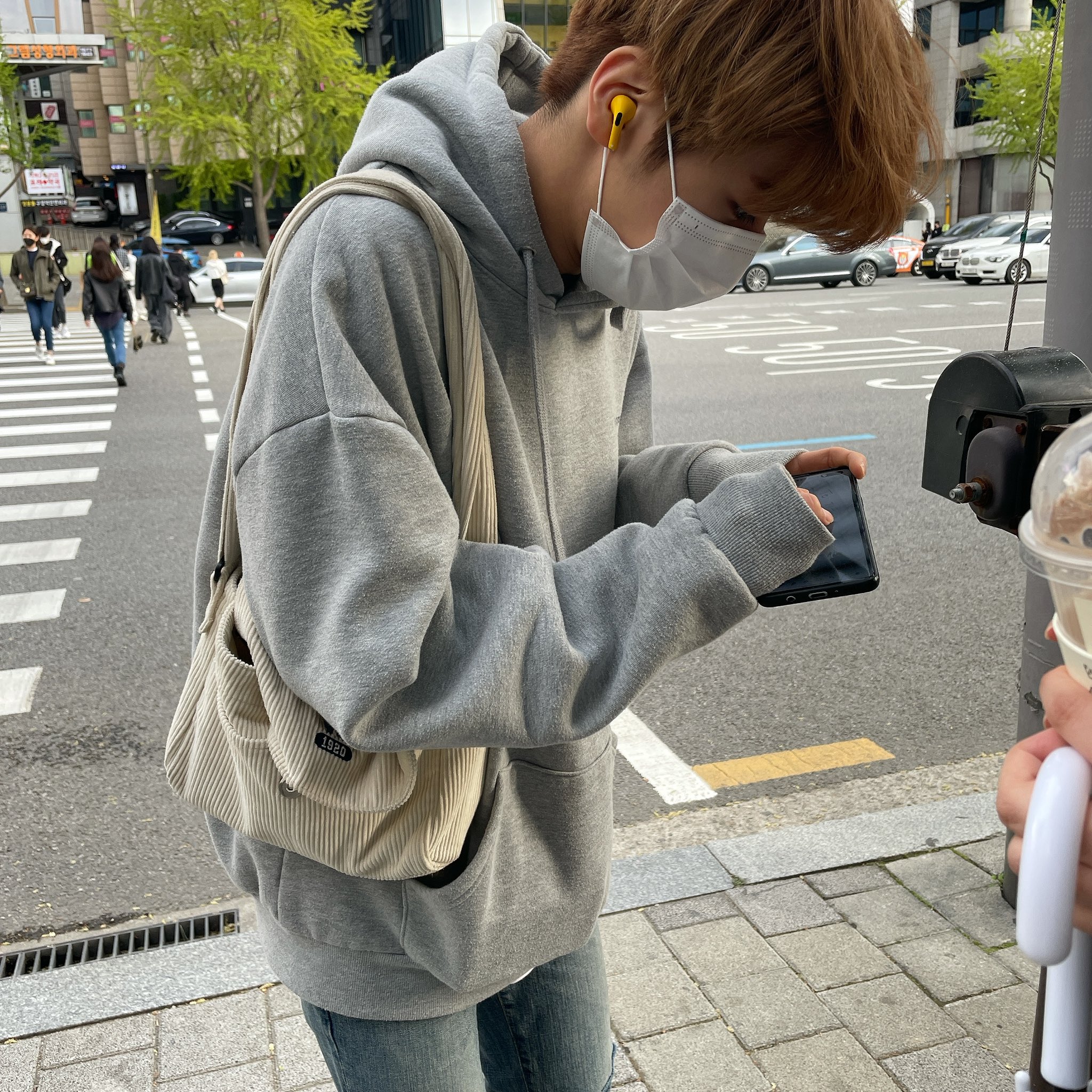 [잡담] 길에서 아이돌 만났는데 종이 없어서 | 인스티즈