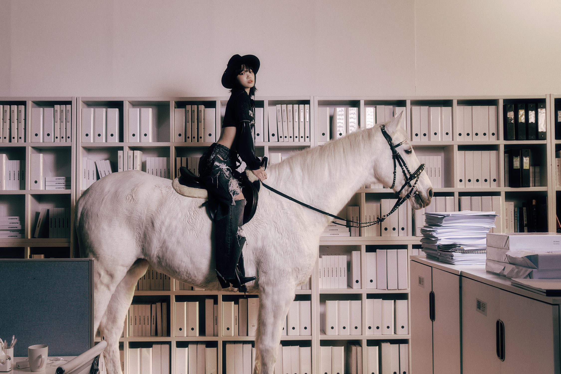 [정보/소식] 르세라핌 LE SSERAFIM 1st Studio Album 'UNFORGIVEN' CONCEPT PHOTO DUSTY AMBER | 인스티즈