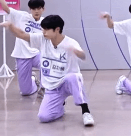 [잡담] 김지웅 한빈이 언제까지 하나 쳐다보는중 | 인스티즈