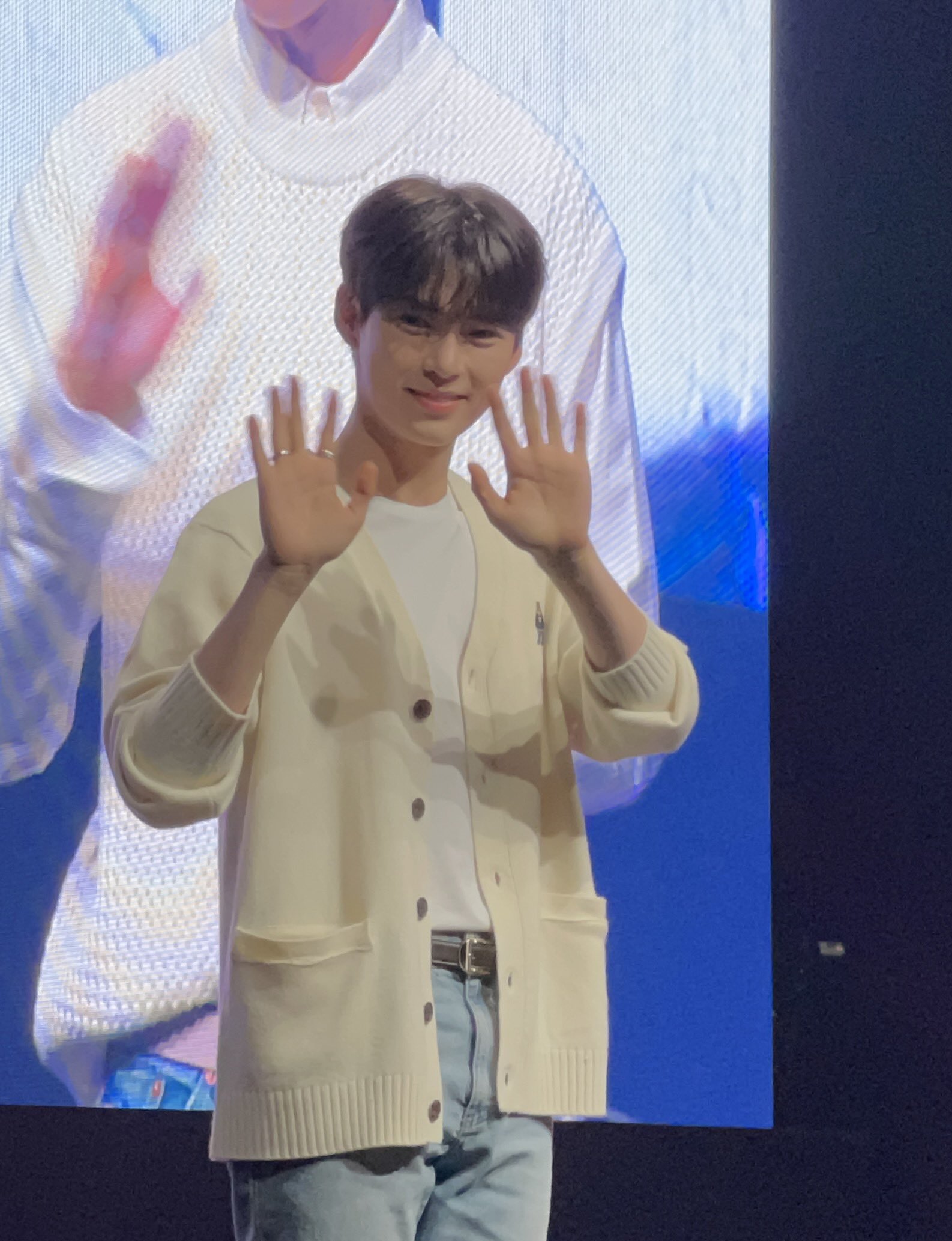 [잡담] 성한빈 흰 가디건 착장!!!❤️ | 인스티즈