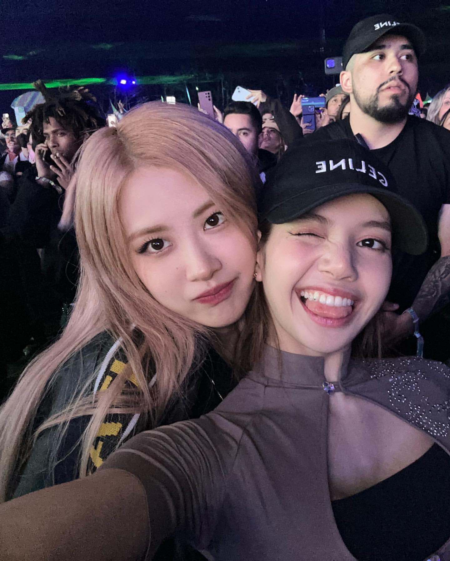 [잡담] 로제 코첼라 하이틴핫걸 사진 떴다🖤🩷 | 인스티즈