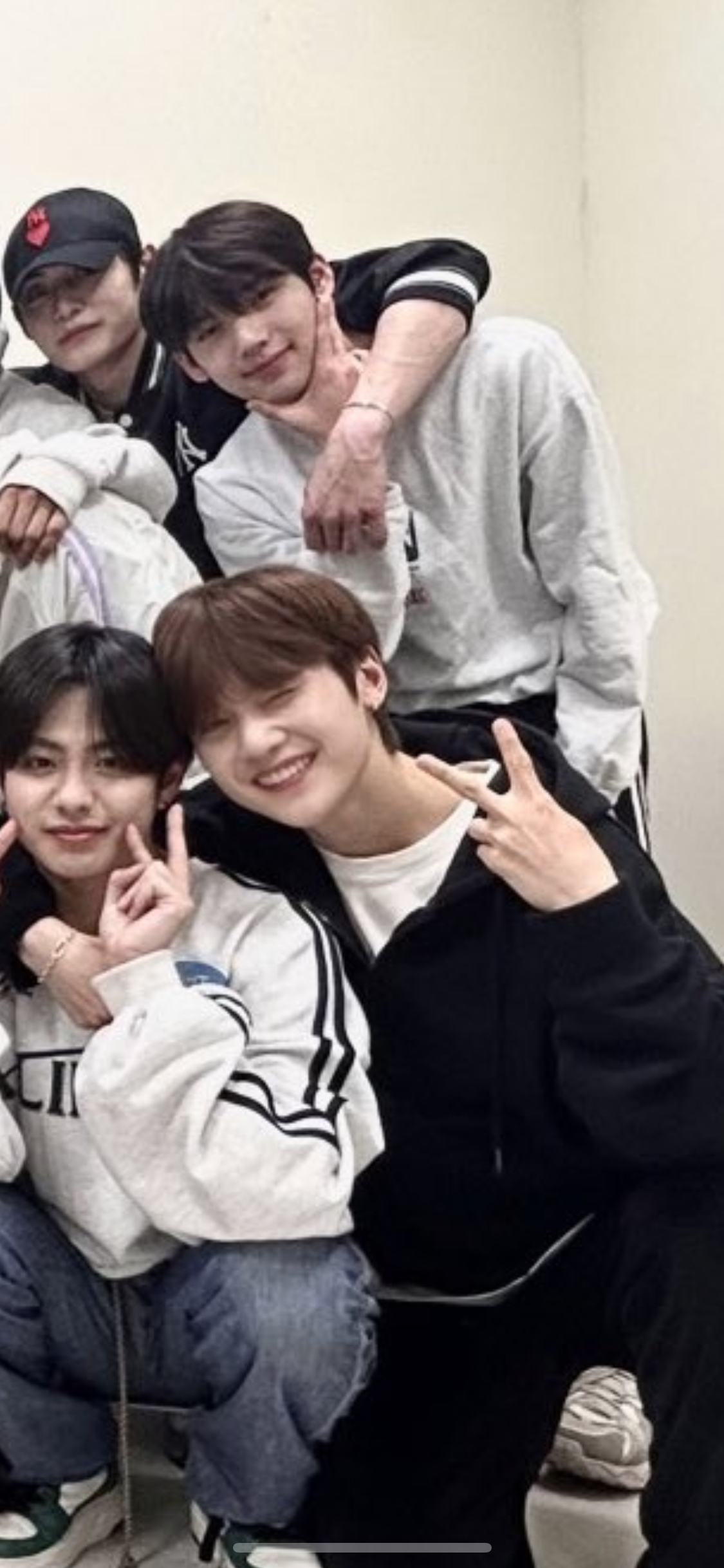 [잡담] 우리 고딩아가 어깨에 무슨일이 일어난거래요?😭😭😭 | 인스티즈