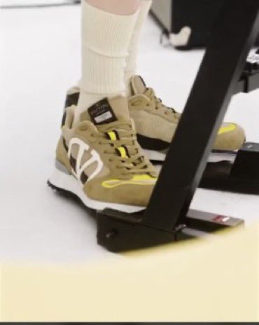 [잡담] 슈가 다리 진짜 이쁘다 | 인스티즈