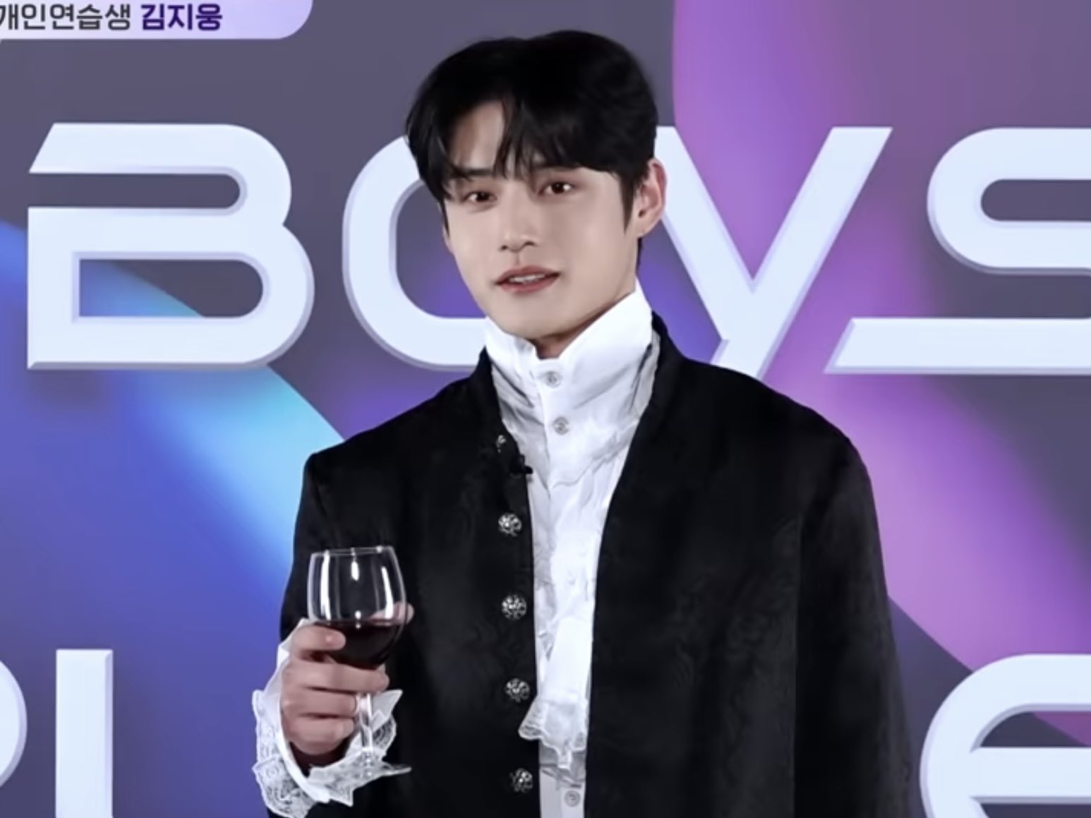 [잡담] 난 데뷔해서 애들이 김지웅 뱀파이어로 놀리는 거 보고 싶음 | 인스티즈