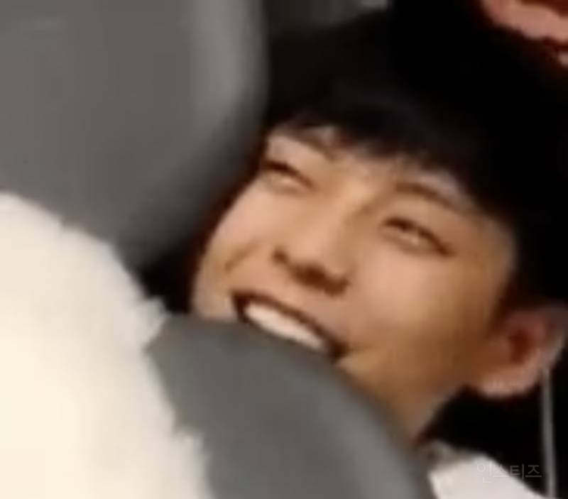 형 브이앱 하는 거 훔쳐보는 동생 JPG | 인스티즈