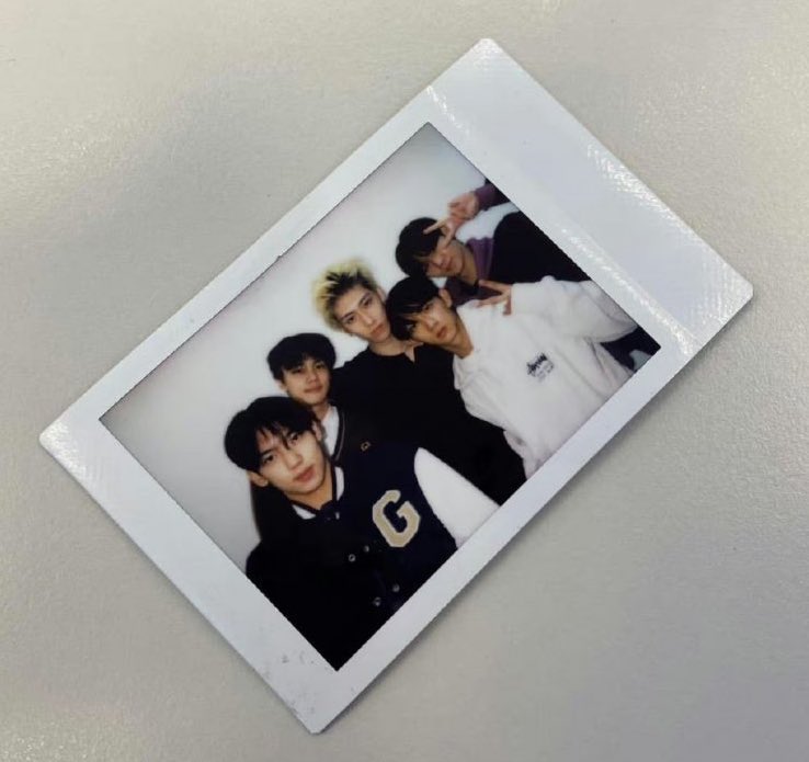 [잡담] 위에화즈 폴라로이드 보는데 리키 머리 왜 이럼 | 인스티즈