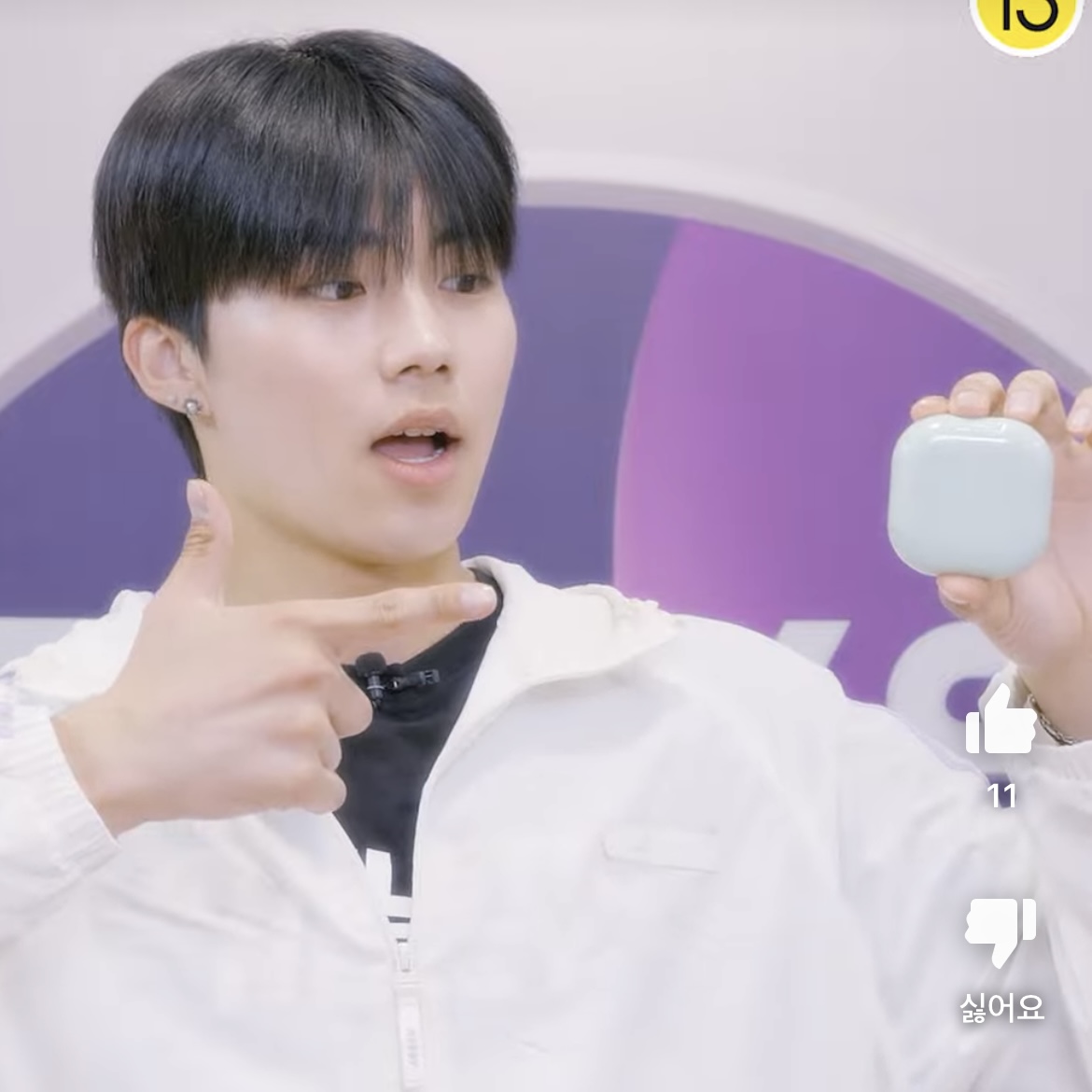 [잡담] 건욱이 쿠션이 아니라 블러셔 들고 있는거 같음 | 인스티즈