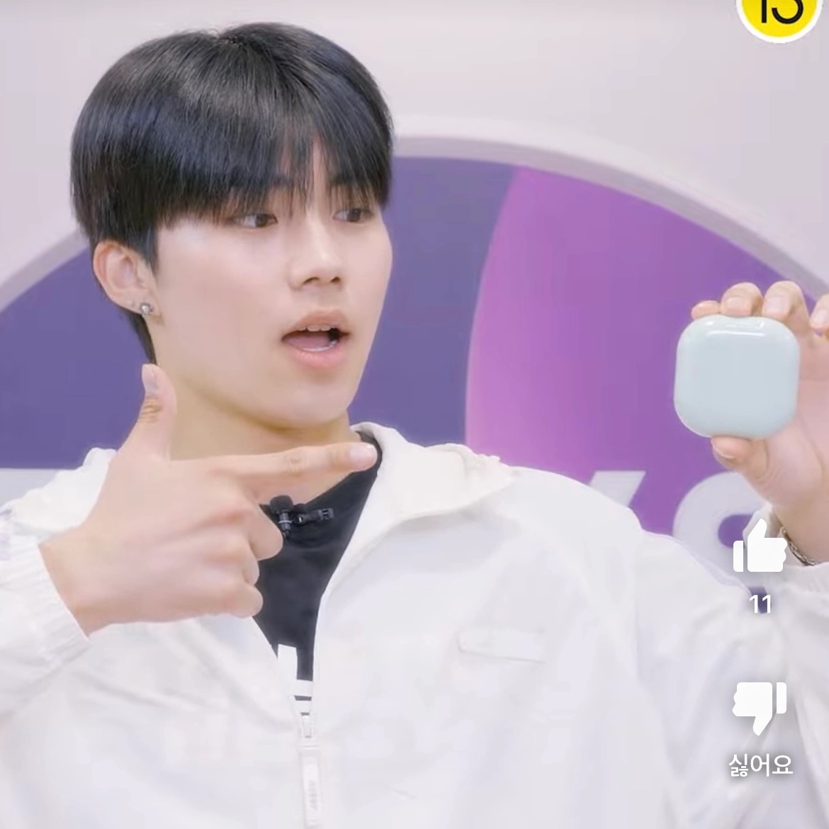 [잡담] 뭔지 모르고 떡밥이라길래 봤는데 건욱이 에어팟 들고있는줄 | 인스티즈