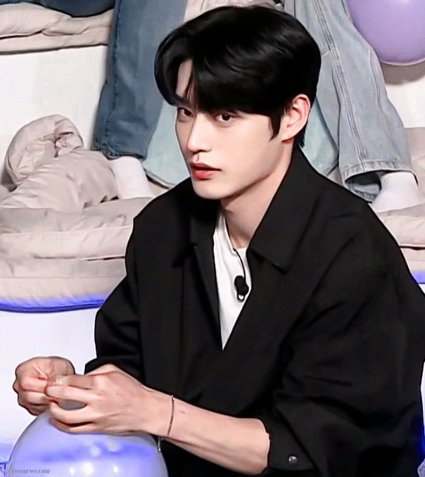 [잡담] 난 김지웅 평생 흑발에 블랙만 입는대도 찬성임 | 인스티즈